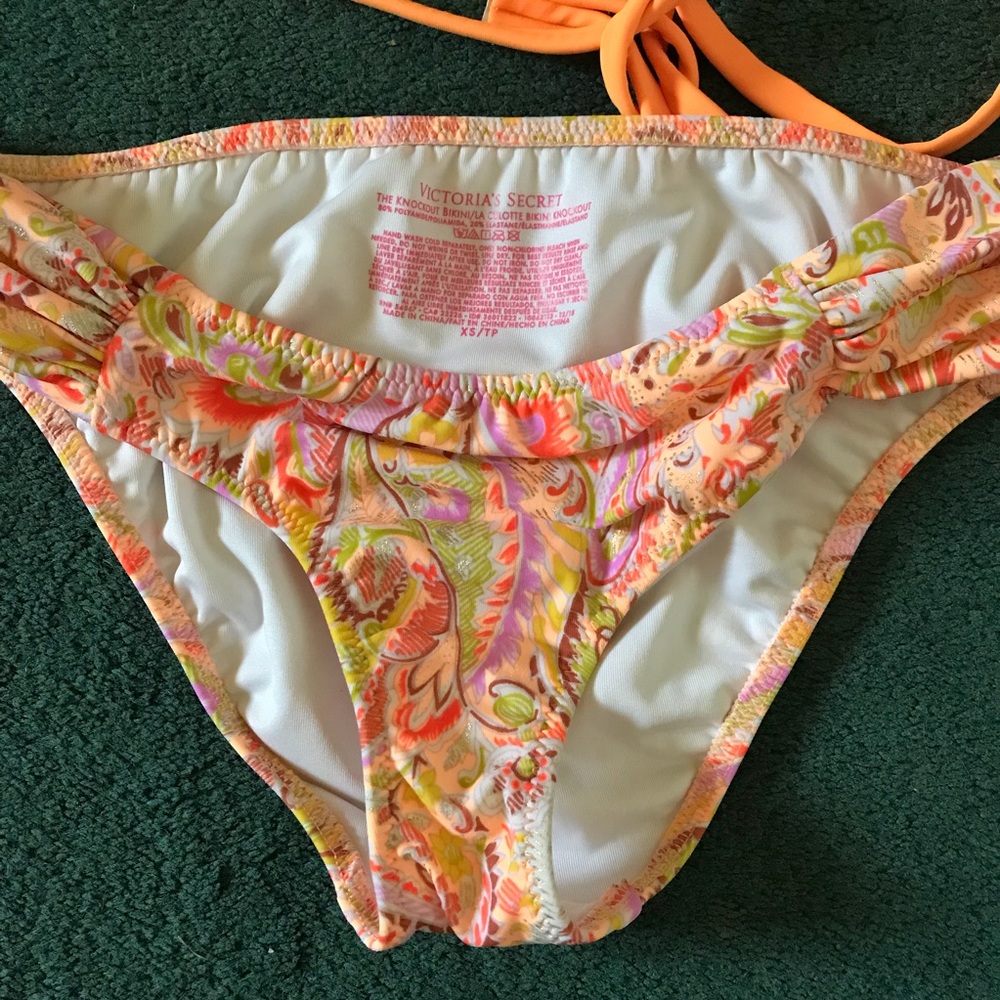 Bikini - Picture 3 of 4